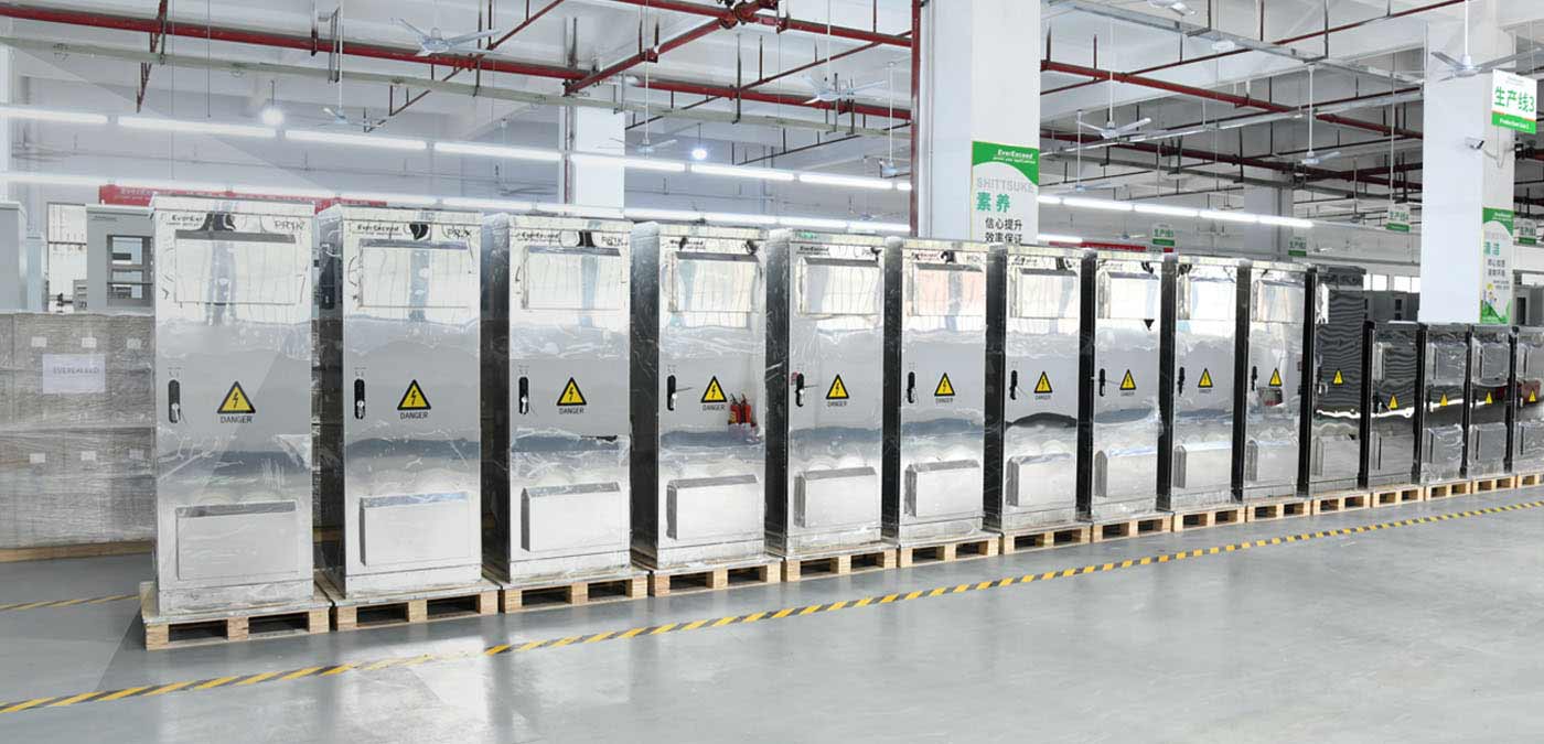 Zasilacz awaryjny UPS o mocy 1 kVA i 2 kVA do zewnętrznego projektu sieci urządzeń portowych